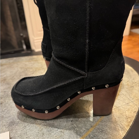 Very comfortable Uggs with  wooden heel which will give you a lot of style - Picture 3 of 6